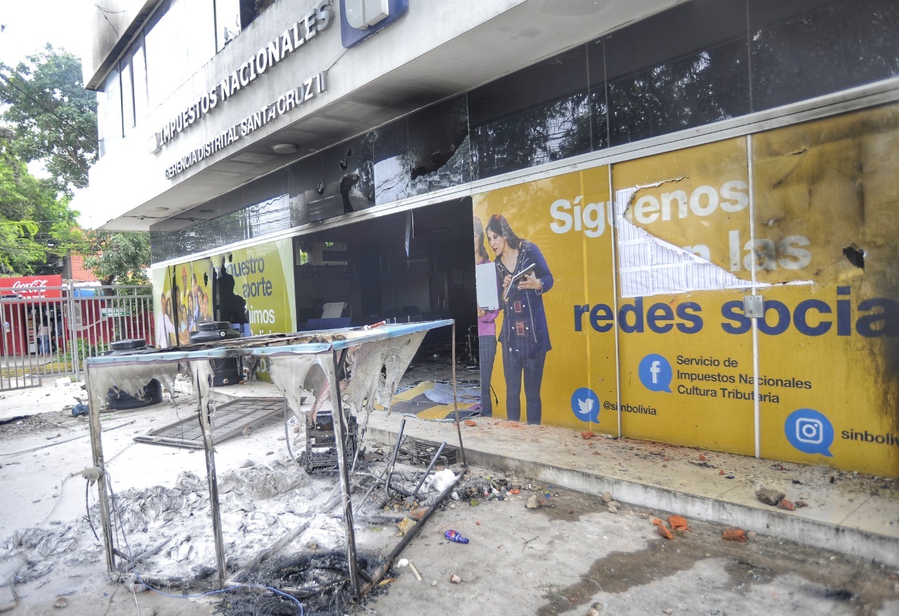 Impuestos Nacionales presenta querella por quema de su oficina en Santa Cruz