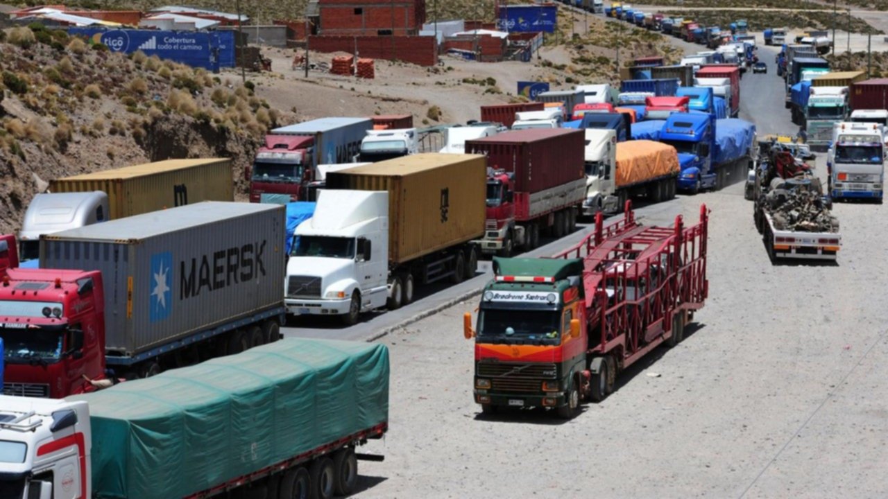 Transporte reporta pérdida de Bs 750.000 por día y pide ayuda humanitaria para conductores en Perú