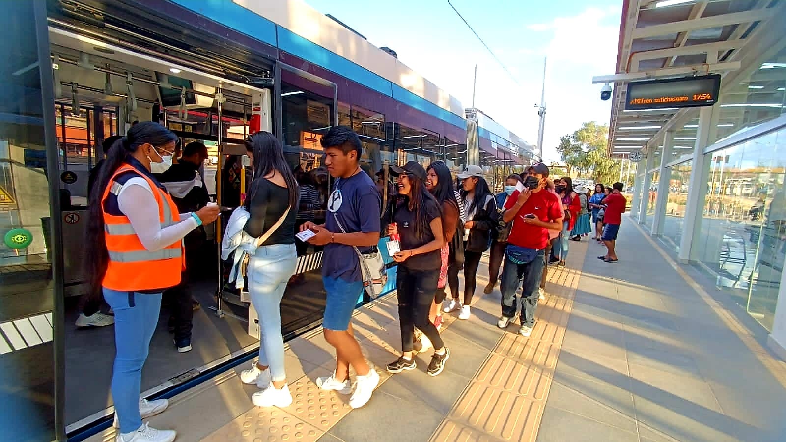 Línea Roja del Tren Metropolitano en la llajta transportó a 20.000 pasajeros en 15 días