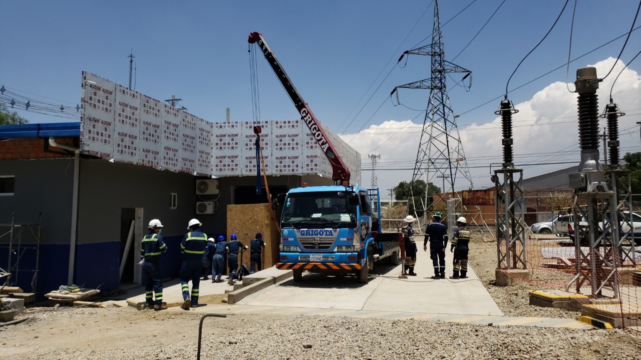 Elfec instala equipos para atender la creciente demanda de energía eléctrica en Cochabamba