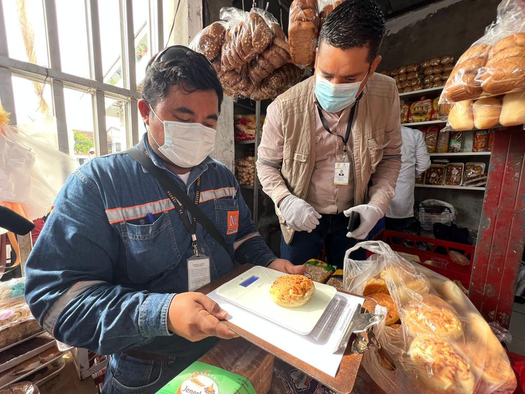 Despliegan operativos de control y verifican venta de pan en Bs 0,50 en centros de abasto de Santa Cruz