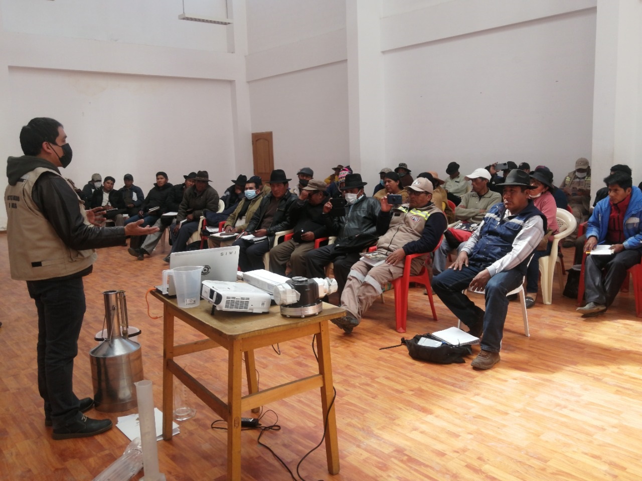 Ibmetro socializa buenas prácticas de medición con productores lecheros de La Paz