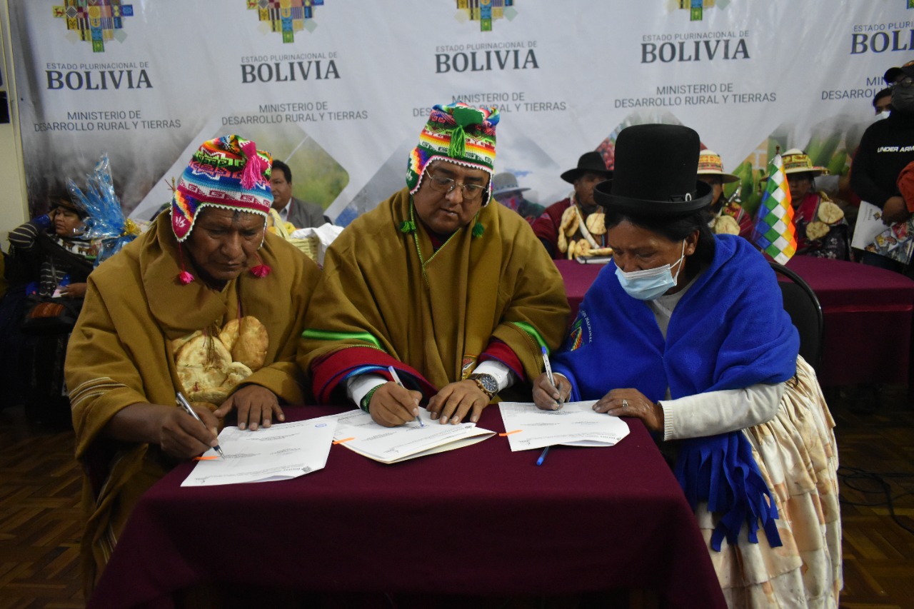 Gobierno firma convenios con 30 municipios paceños para potenciar la ganadería bovina