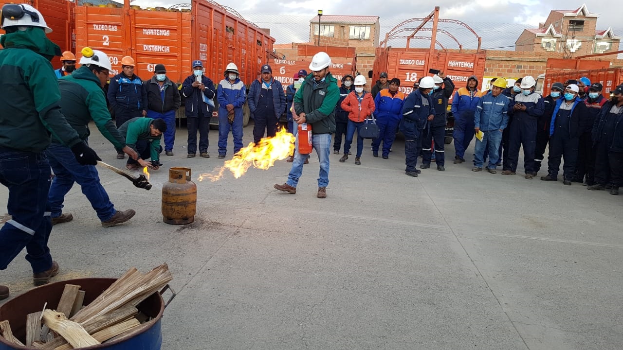 YPFB capacita a choferes y estibadores de empresas distribuidoras de GLP sobre manipulación de garrafas