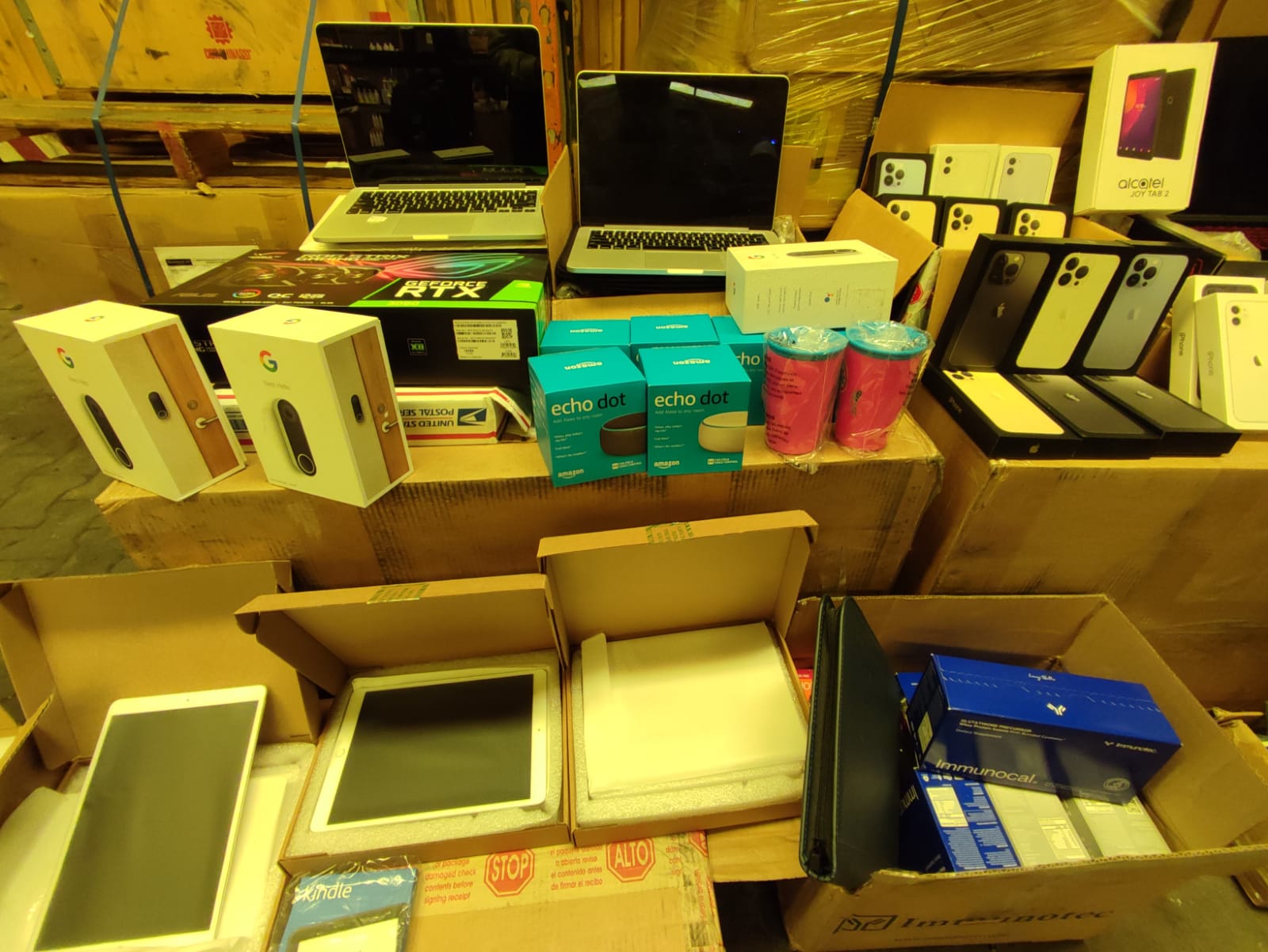 Interceptan vitaminas y electrónicos valuados en medio millón de bolivianos en el aeropuerto de El Alto