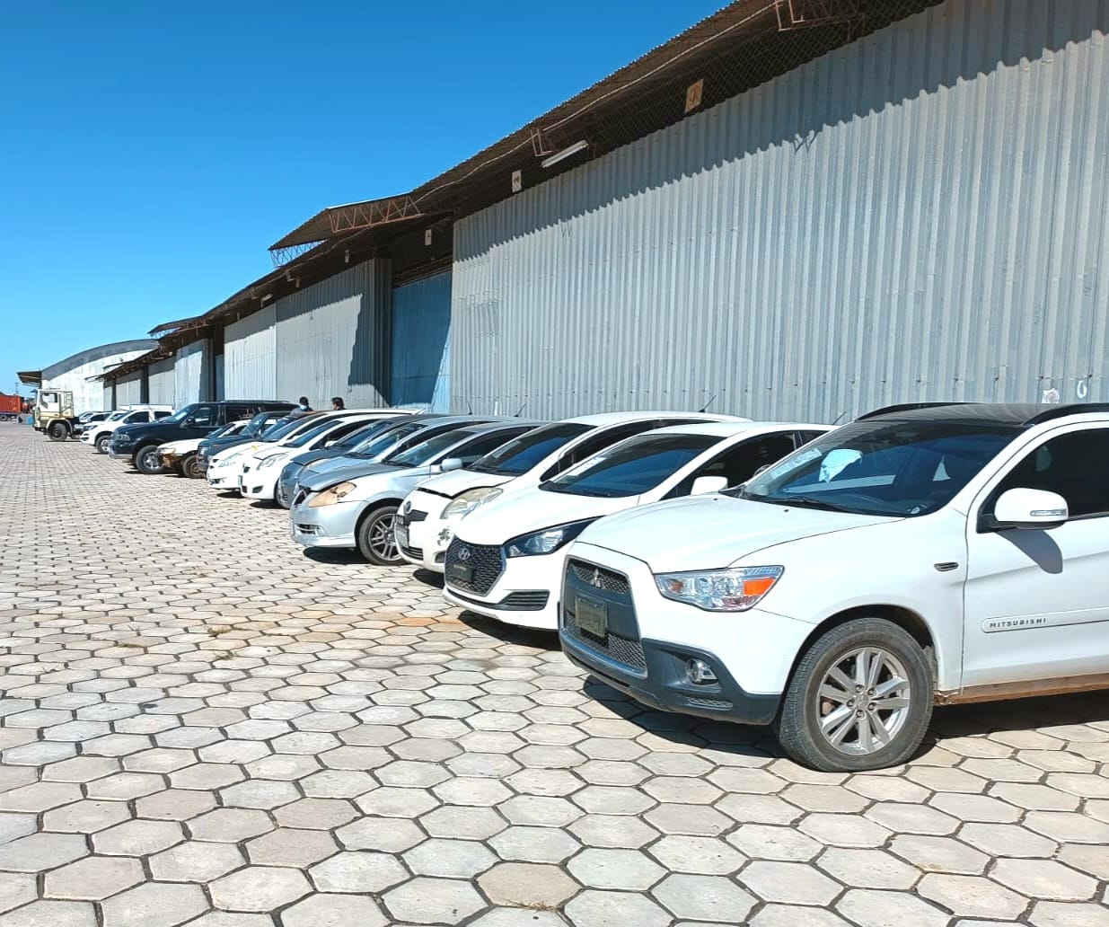 Aduana incauta 49 vehículos indocumentados valuados en Bs 6,5 millones en Santa Cruz 