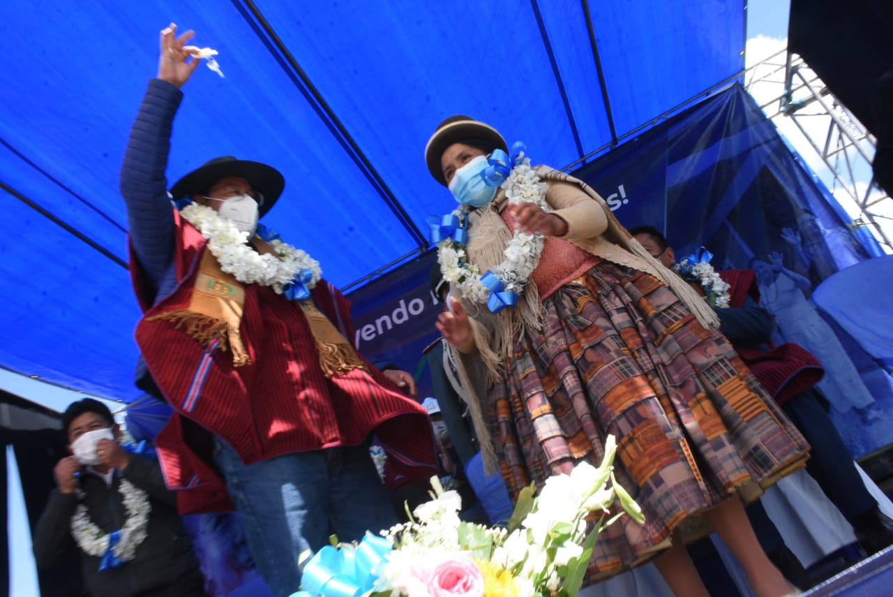 Presidente entrega viviendas a familias beneficiarias en el Distrito 4 de El Alto (amplia)