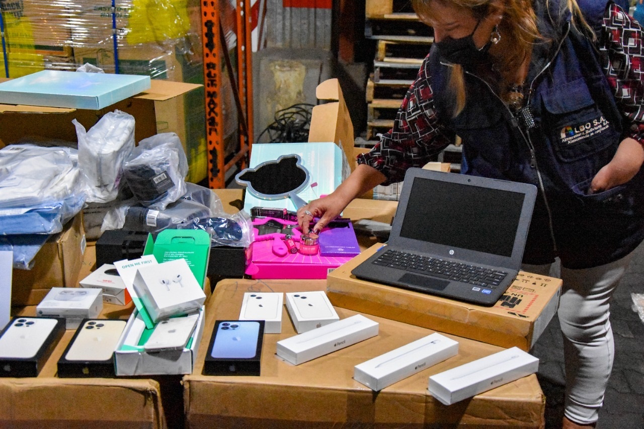 Aduana comisa una tonelada de mercancía ilegal en el aeropuerto de El Alto