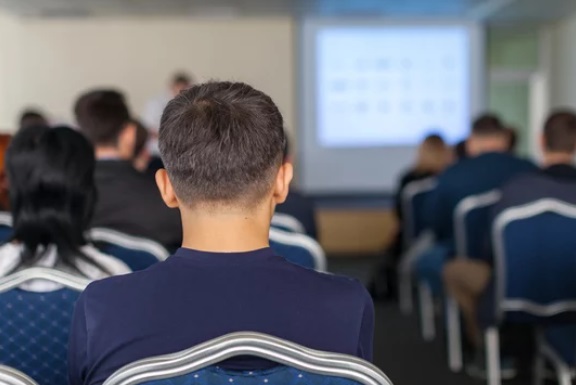 El BDP promueve la inserción laboral de jóvenes con su “Escuela de Asesores de Crédito”