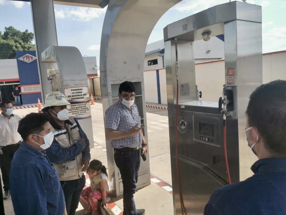 Ministro Molina constata correcto funcionamiento de una estación de servicio de YPFB en San José de Chiquitos