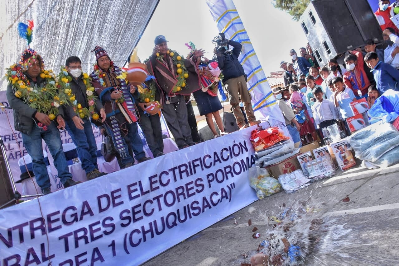 Presidente Luis Arce inaugura electrificación rural en el municipio de Poroma (adelanto)