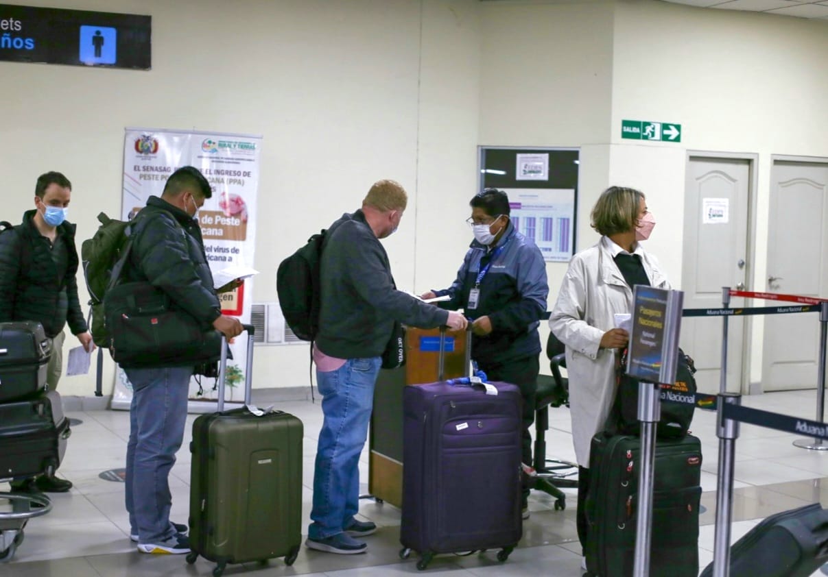 Para beneficiarse de la franquicia del Régimen de Viajeros, pasajeros deben llenar el formulario 250