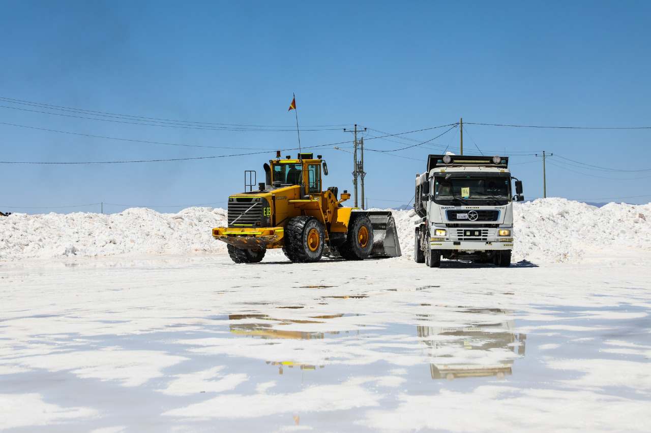 Arce anuncia la construcción de una carretera para que Uyuni exporte el litio
