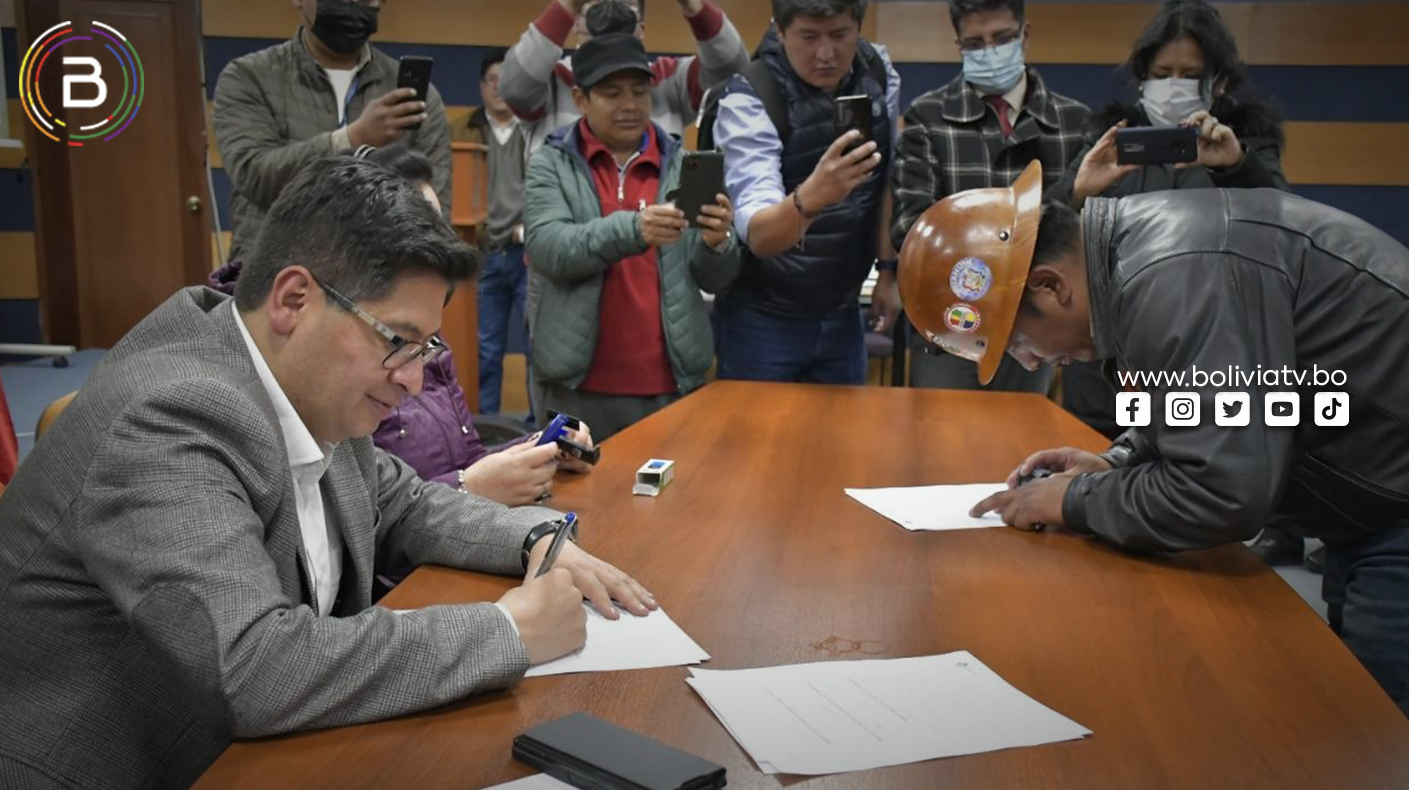 Gobierno firma acuerdo con mineros de Huanuni y se deponen las medidas de presión