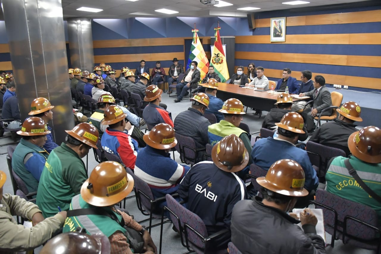 Gobierno y cooperativas retoman el diálogo en La Paz