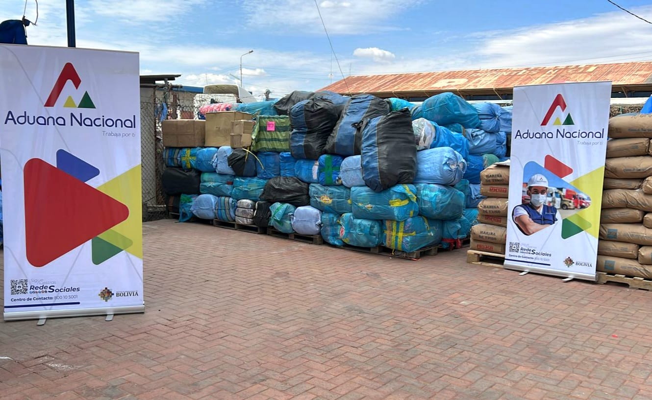 En Cochabamba comisan 22 toneladas de ropa usada y harina argentina de contrabando