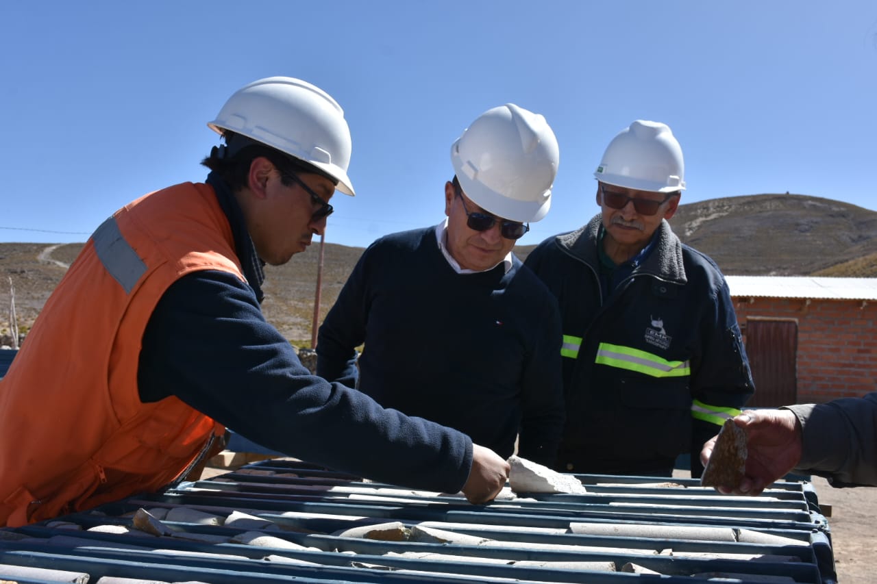 Ministro de Minería inspecciona proyectos de prospección y exploración de Negrillos y Pacukollo