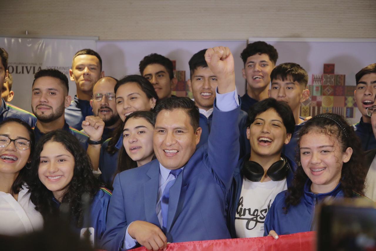 Gobierno entregó emblema, pasajes e indumentaria a delegación boliviana que participará en Juegos Deportivos del Alba
