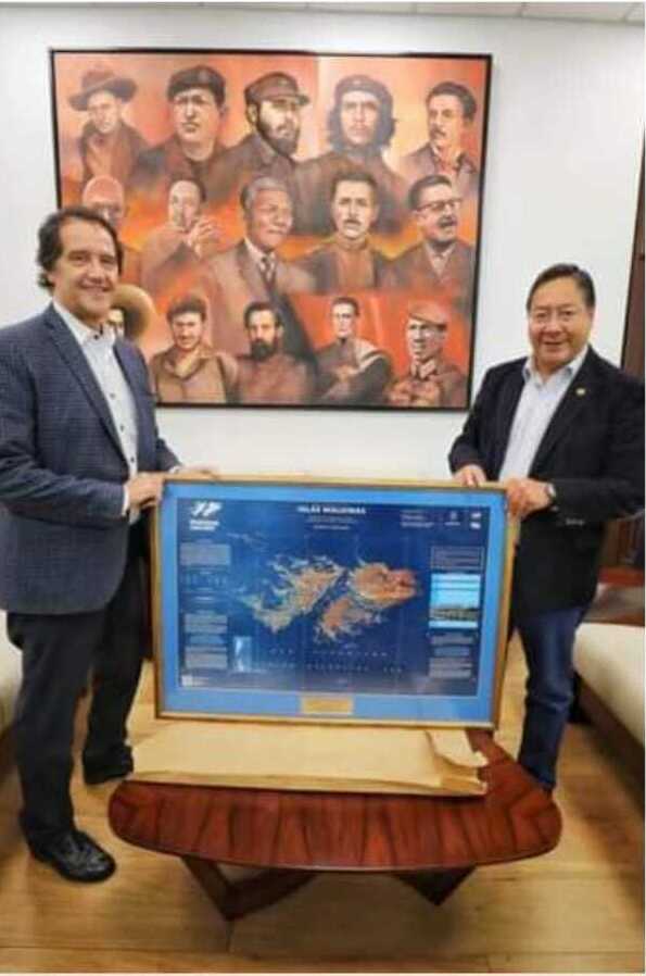 Embajador de Argentina en Bolivia entregó al presidente Arce el mapa de las Islas Malvinas