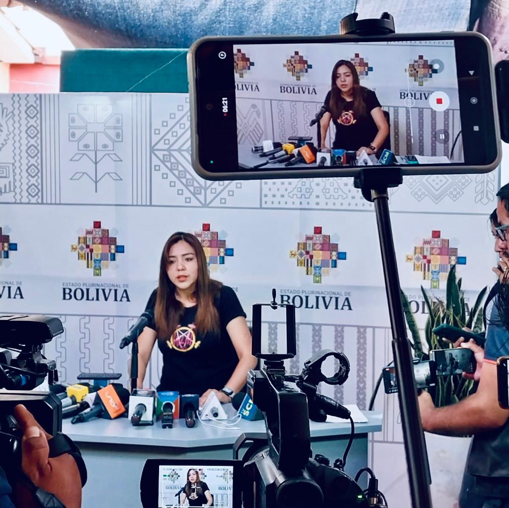 Viceministra de Comunicación asegura que no es necesario generar especulación en torno a la venta de la divisa estadounidense 