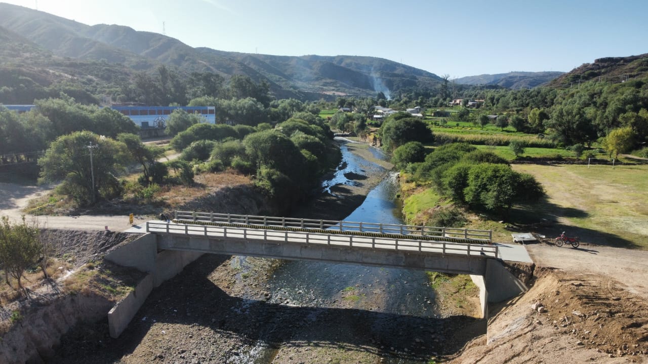 Dos puentes que entregó el presidente impulsarán el agro y el comercio en Yotala 