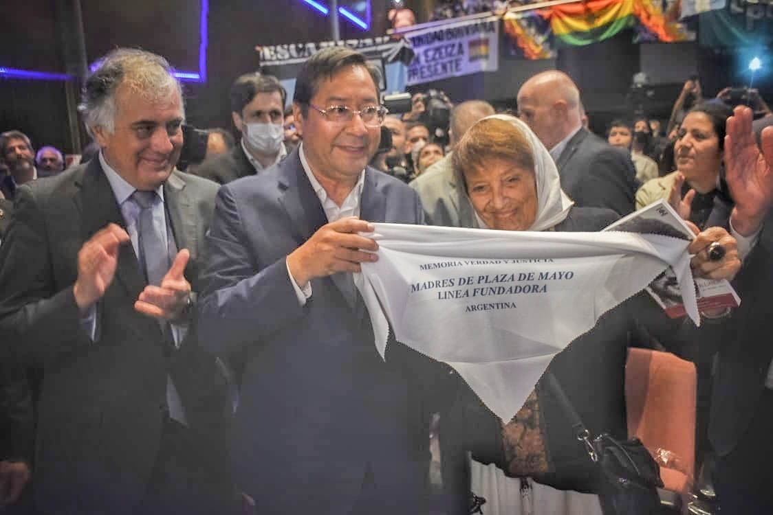 Presidente agradece a Madres de Plaza de Mayo por entregarle un símbolo de memoria, verdad y justicia
