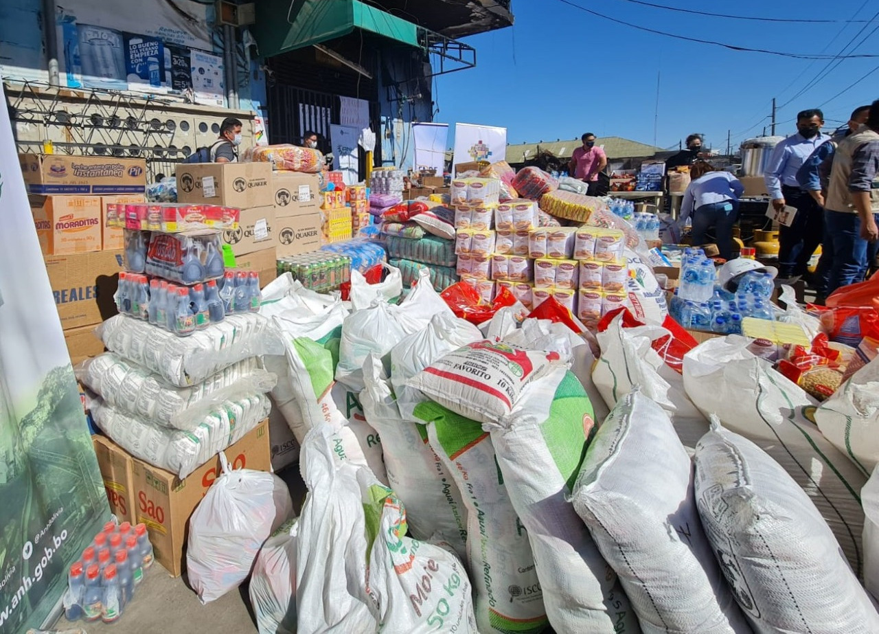 Gobierno entrega ayuda humanitaria a los afectados por el incendio en el mercado Mutualista 