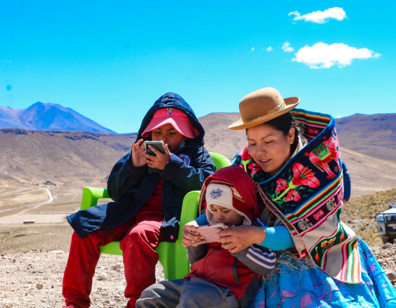Localidad fronteriza de Oruro se beneficia con acceso a internet y telefonía móvil 