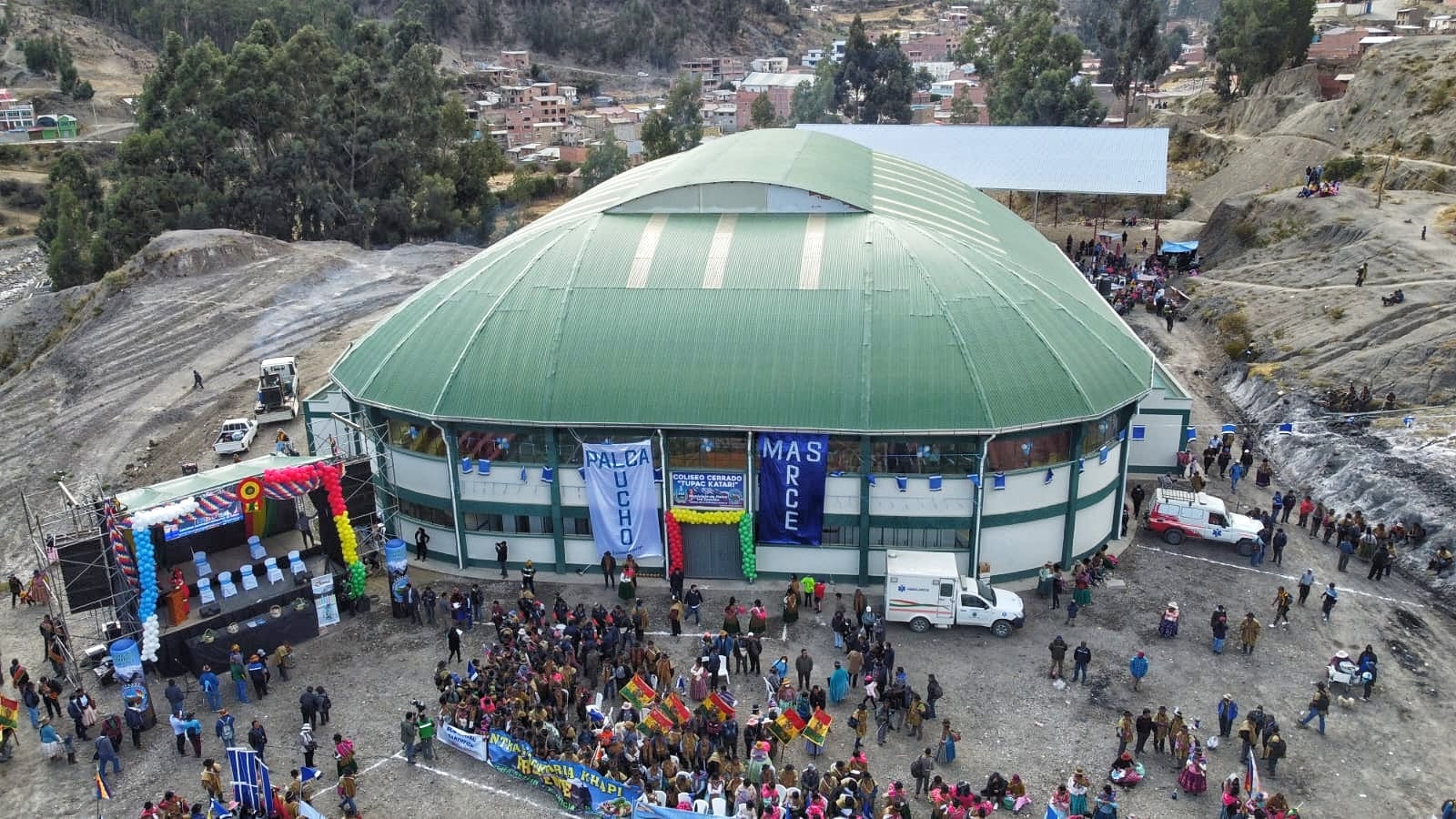Presidente inaugura un coliseo cerrado en Palca y anuncia la construcción de un instituto de formación técnica