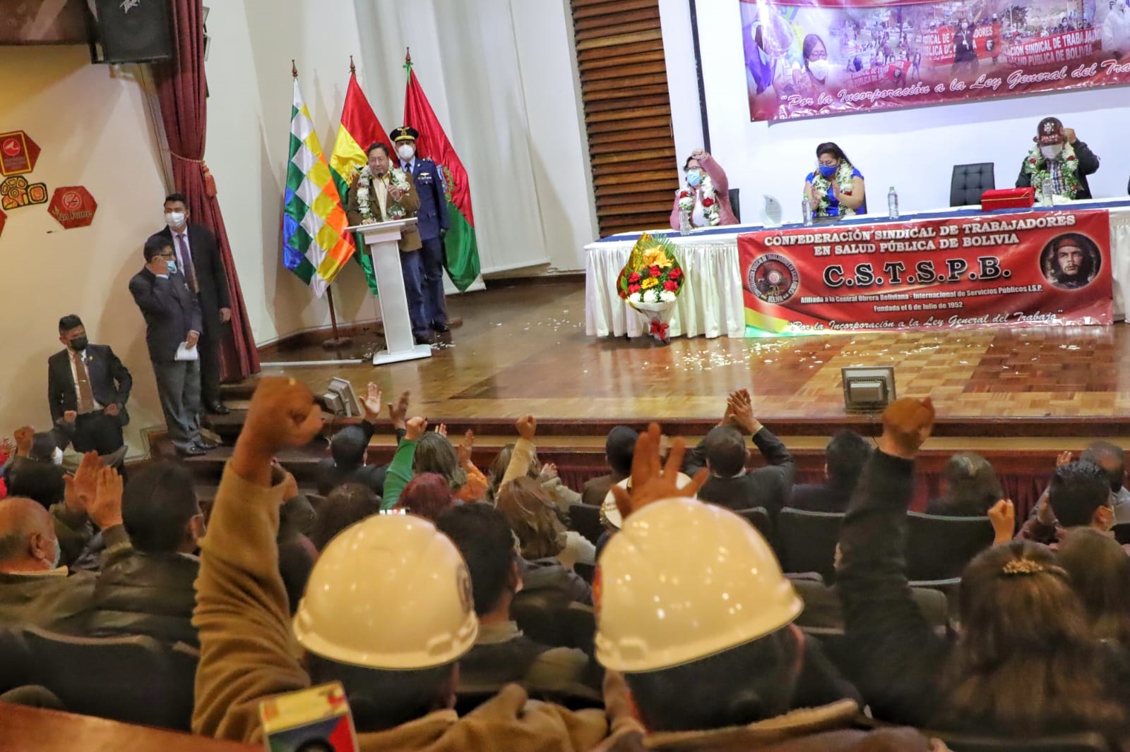 Arce celebra el 70 aniversario de la Confederación de Trabajadores en Salud Pública y destaca su rol de lucha contra el COVID-19 (amplia)