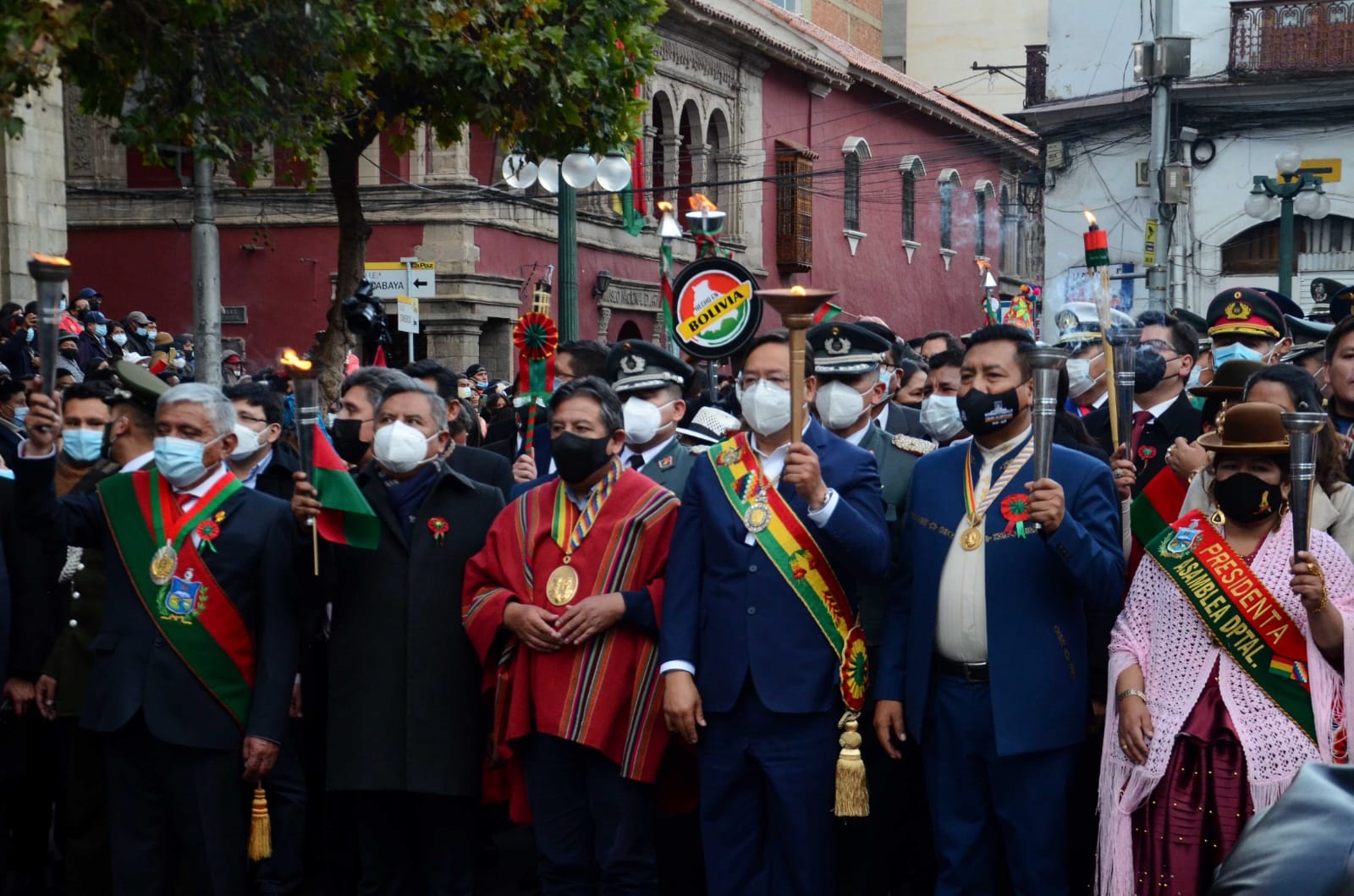 Arce: No hay mejor homenaje al valeroso pueblo paceño que reafirmar nuestro respeto a la mujer de pollera y a la wiphala