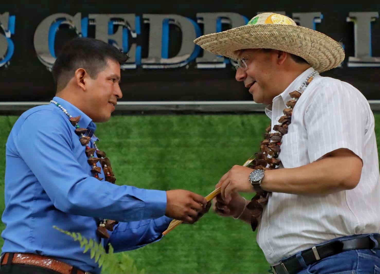 Arce anuncia plan de construcción de puentes y reactivación de la UPRE