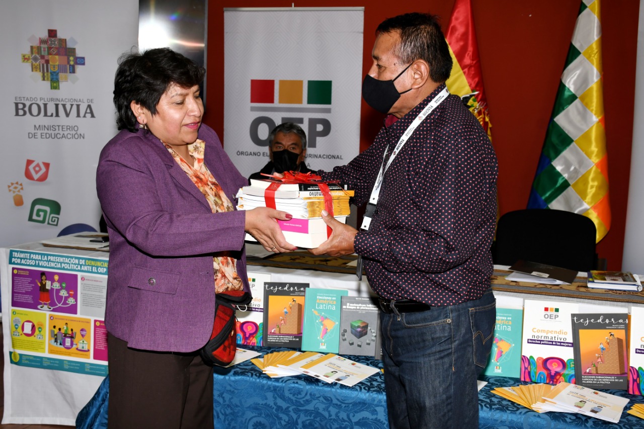 Educación incluye “democracia intercultural y paritaria” en formación de maestros