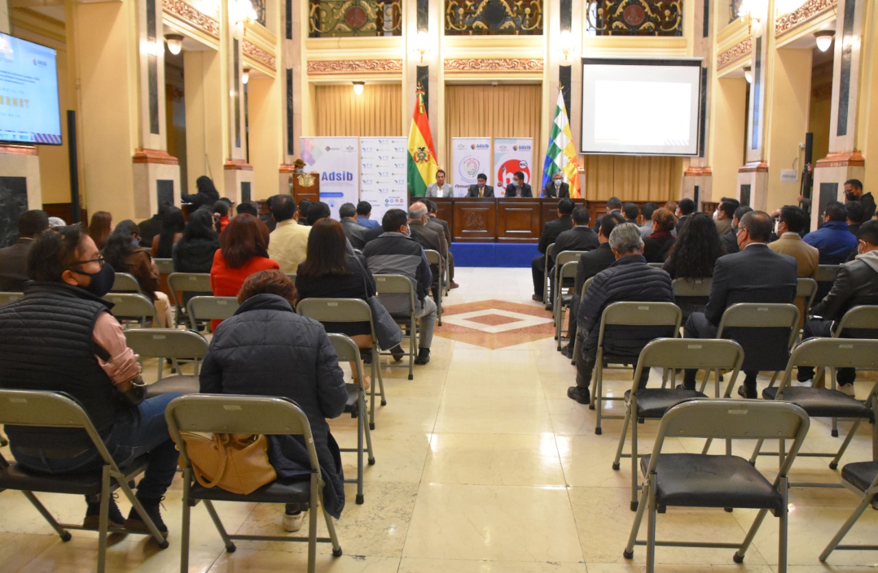 ADSIB conmemora el Día Mundial del Internet con un conversatorio sobre el uso de las TIC en el sector público y privado