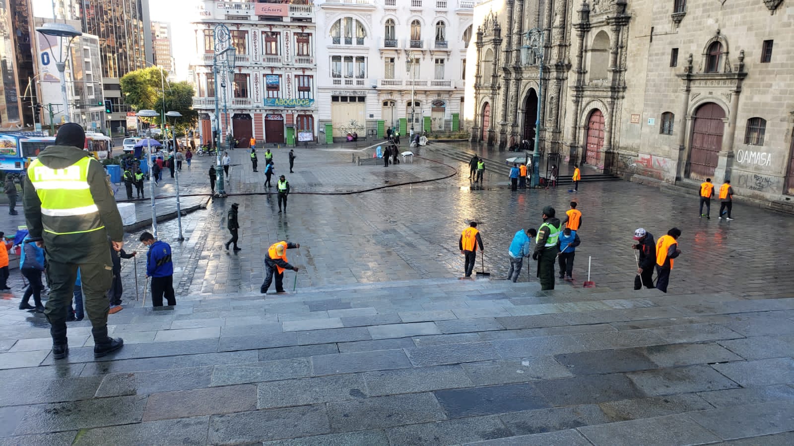 Detenidos por consumir bebidas alcohólicas limpiaron plazas, calles y espacios públicos
