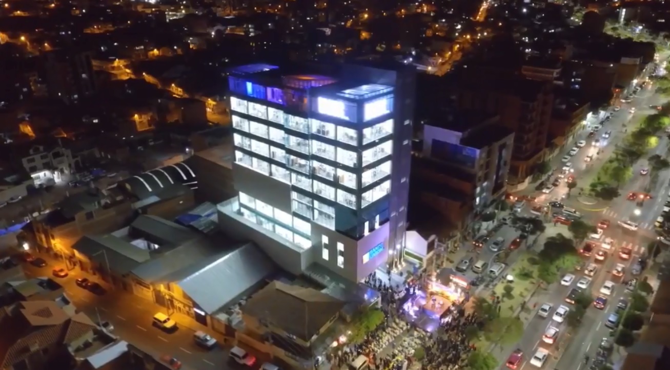 Presidente inaugura moderno y amplio edificio regional del Banco Unión en Chuquisaca
