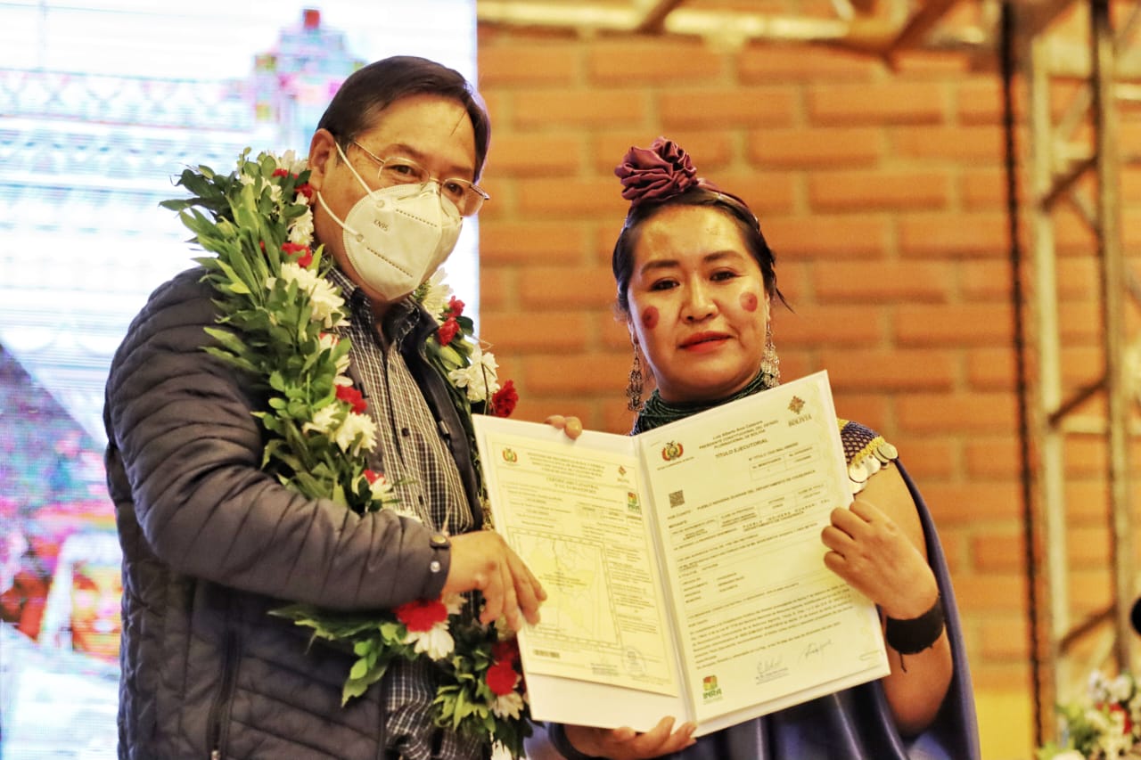 Campesinos y pueblos indígenas reciben títulos de tierra