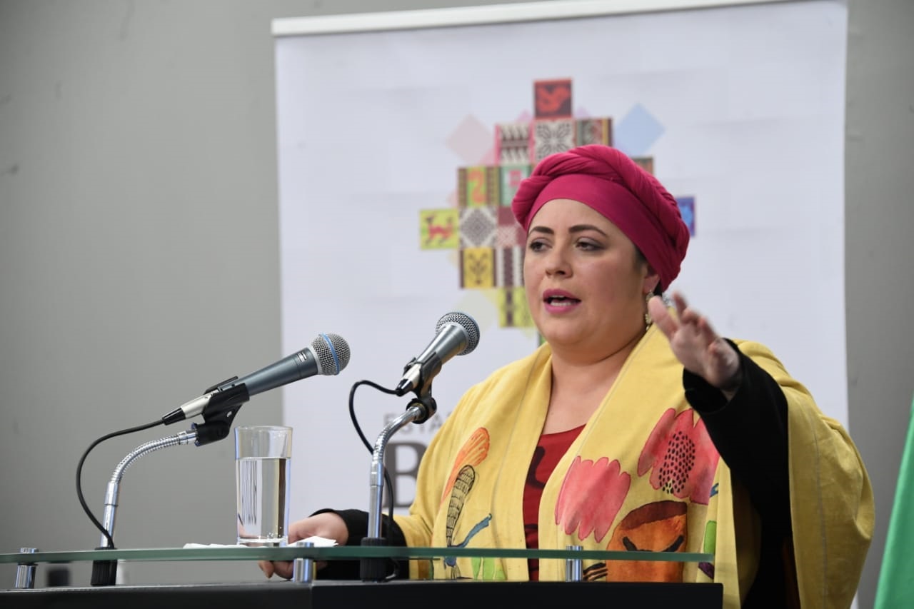 Ministra Prada desmiente instrucción de utilizar banderas rojas en concentraciones