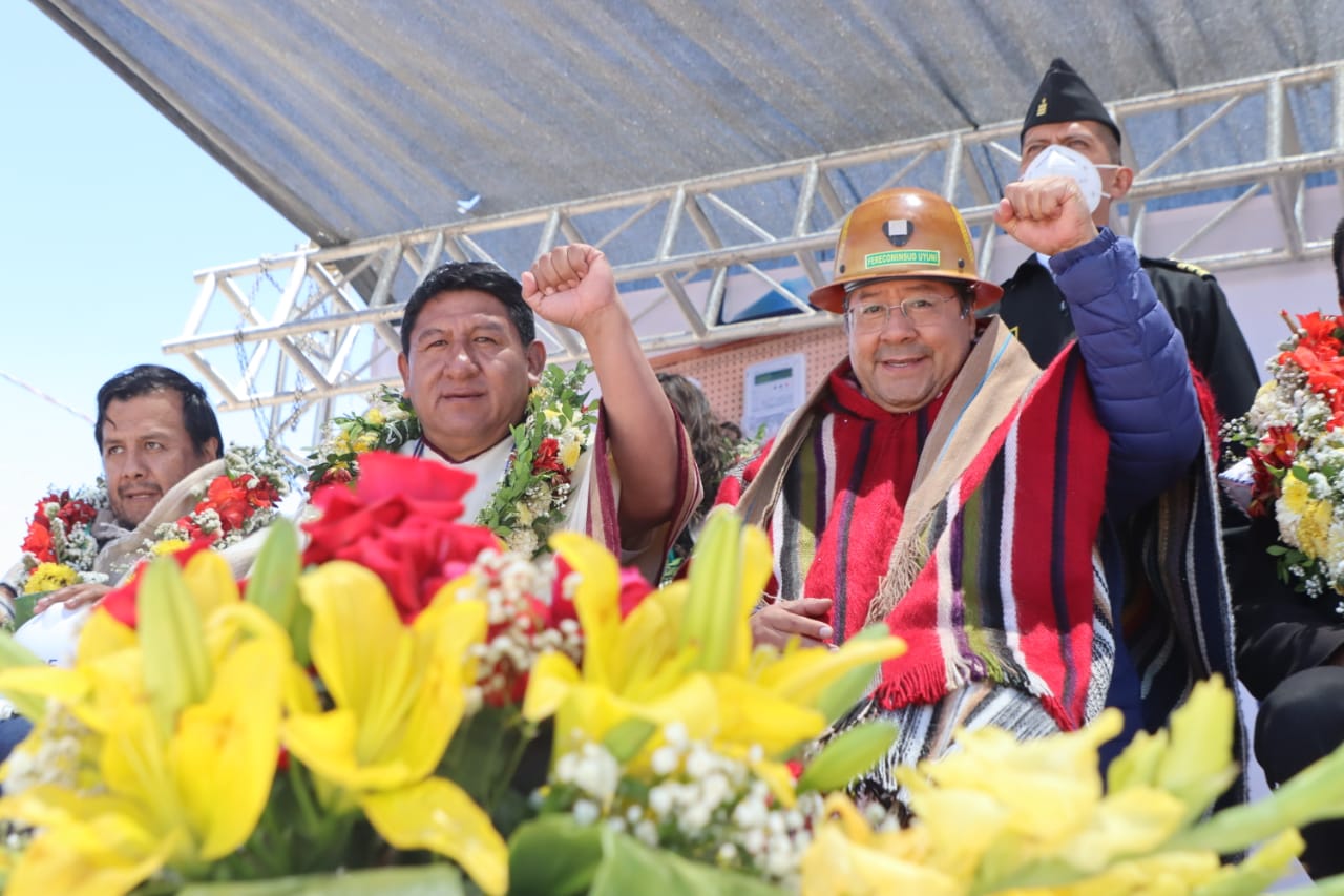 Arce entrega suministros para ampliación de líneas eléctricas y 30 viviendas en Uyuni