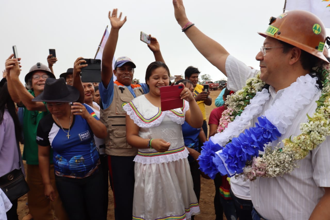 Presidente inaugura radio base que posibilita acceso a internet a la comunidad de Cerro San Simón