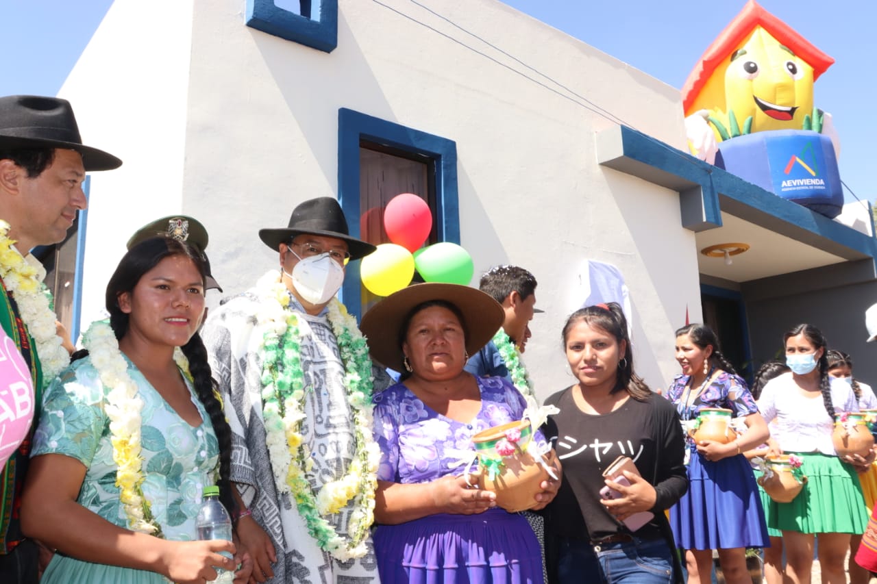 Presidente Arce entrega viviendas y beneficia a más de un centenar de familias en Santivañez
