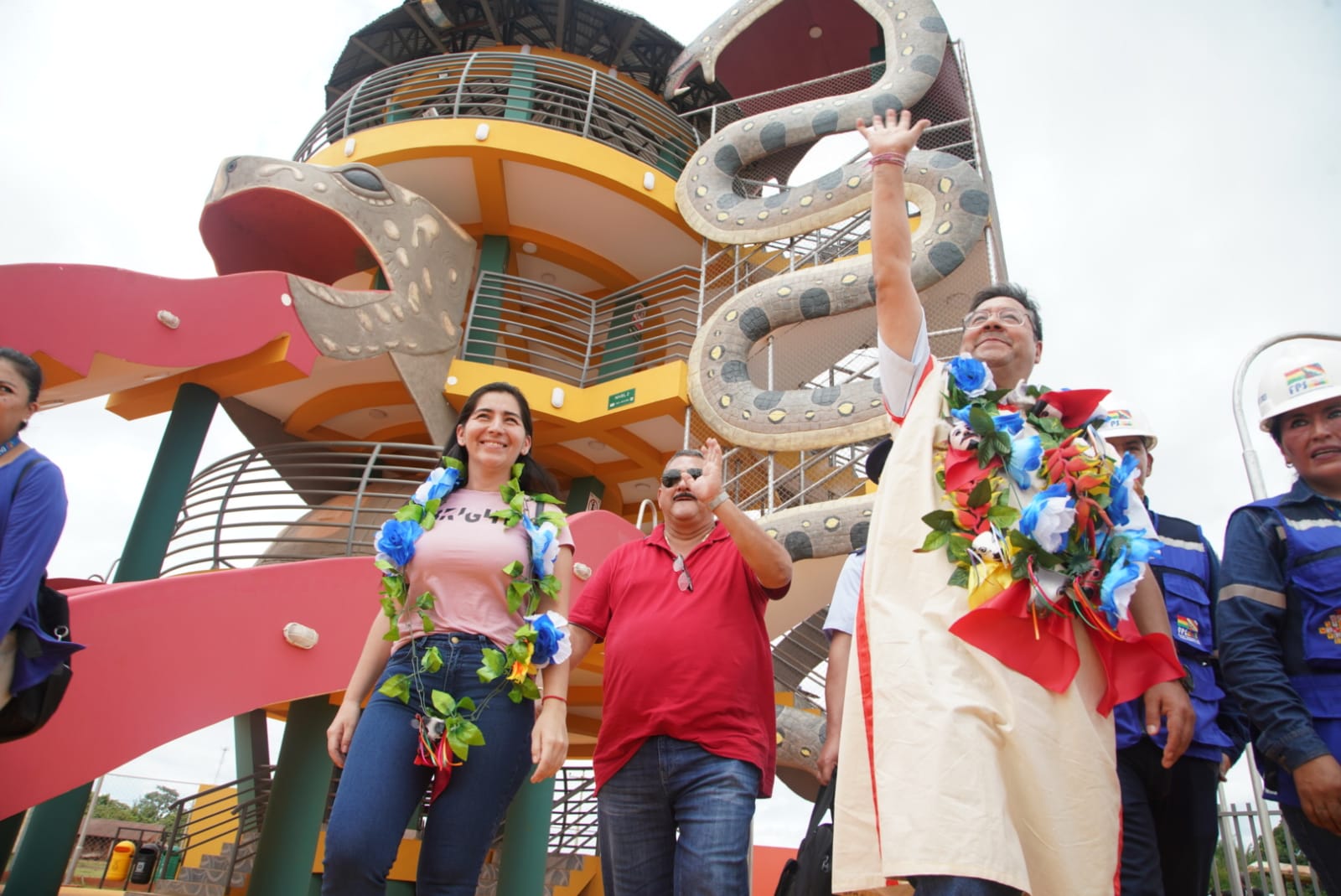 Presidente entrega un centro de acogida, campo polifuncional y 100 viviendas en San Joaquín, Beni