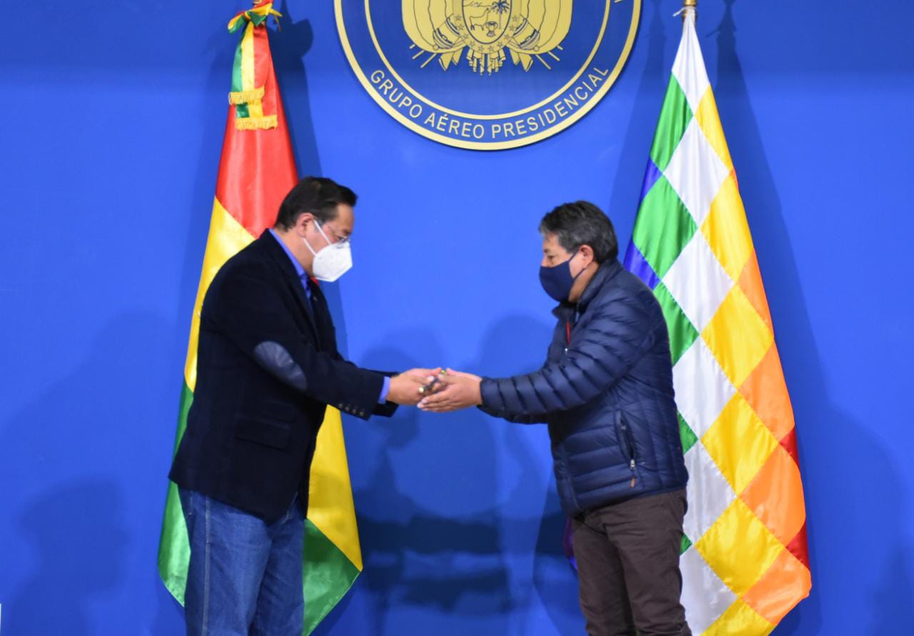 Arce entrega el Bastón de Mando a Choquehuanca y parte a Brasil para cumplir una agenda 