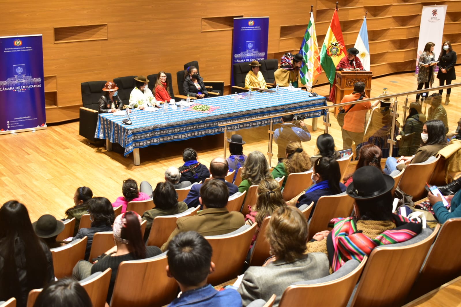 Legislativo acoge a mujeres para reflexionar avances conquistados y desafíos a encarar de manera articulada