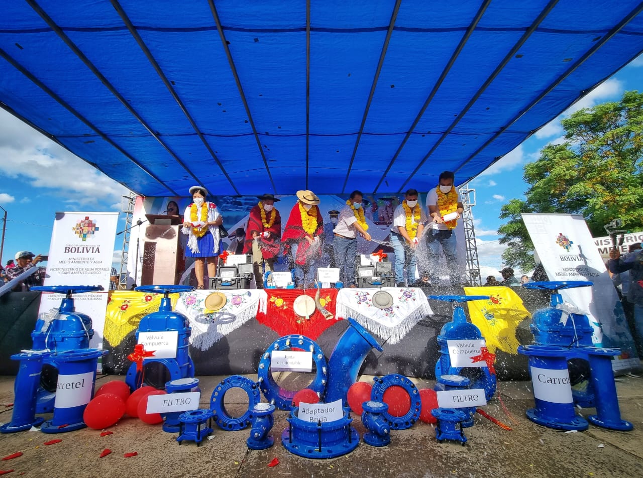 Presidente entrega equipos para promover la sostenibilidad del servicio de agua potable en Tarija