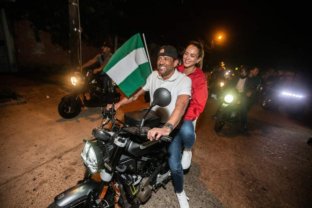 Vicente Cuellar critica a líderes que pasean en moto, acompañados de sus parejas, mientras la población sufre por el paro