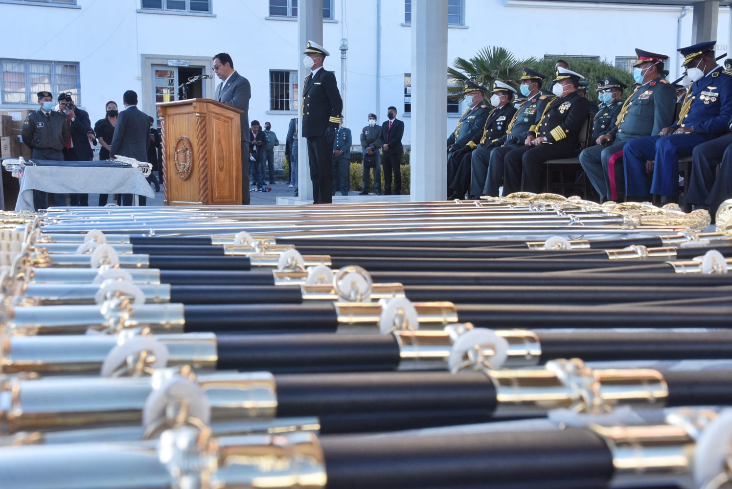 Presidente Arce pide a nuevos oficiales de las FFAA no repetir errores de sus antecesores