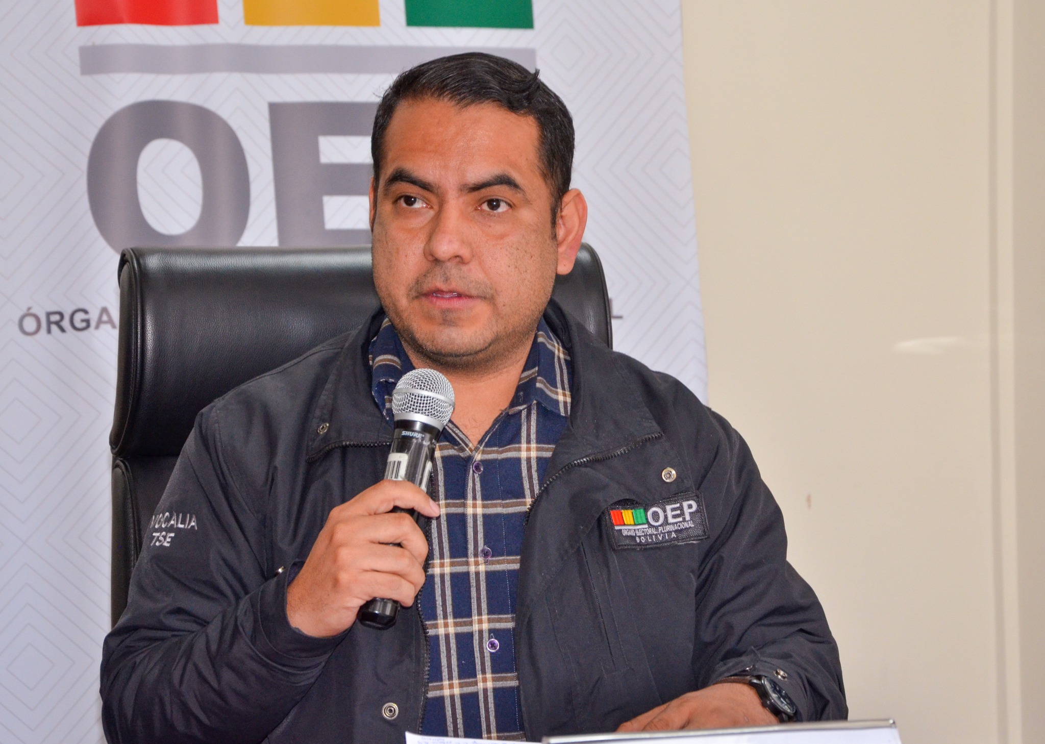 Vocal del TSE defiende el padrón electoral y recuerda que la OEA concluyó que tiene alta confiabilidad La Paz, 25 de noviembre de 2022 (ABI). - El vocal del Tribunal Supremo Electoral (TSE) Francisco Vargas defendió este viernes la alta confiabilidad del padrón electoral biométrico, como concluyó la auditoría de la Organización de los Estados Americanos (OEA) el año 2017, y atribuyó a algunos “actores políticos” la campaña de desinformación para generar desconfianza en el registro. “Hay mucha desinformación no solo desde ahora, sino desde hace mucho tiempo generando desinformación sobre el registro electoral”, dijo Vargas al enfatizar que no “hay relación jurídica entre el Censo de Población y Vivienda y el padrón electoral biométrico”, como desde hace tiempo tratan de establecer algunos políticos. Uno de ellos es el gobernador de Santa Cruz, Luis Fernando Camacho, quien vincula la realización del proceso censal con el padrón electoral biométrico al que acusa de influir para que el MAS-IPSP gane varias elecciones, a pesar de que él también fue electo con ese mismo registro. Por ejemplo, el 7 de junio de 2021, Camacho escribió en su cuenta de Twitter que “el Censo nos permitirá defender la democracia, a través de un nuevo Padrón Electoral, un rediseño de la ley de asignación de escaños a cada Departamento, y también nos permitirá exigir la revisión de las normas que sobredimensiona el peso del voto rural por sobre el voto urbano”. Ya en estos 35 días de paro que se cumple en Santa Cruz, que pasó de pedir la realización del Censo el año 2023, sin ningún argumento técnico, a demandar una ley sobre el Censo y la distribución de escaños, el gobernador volvió a fusionar la exigencia de la encuesta nacional con un nuevo padrón con miras a las elecciones generales de 2025. Frente a esas apreciaciones, el vocal del TSE insistió en declaraciones a La Razón Radio que “no existe relación jurídica” entre el Censo y el padrón. Argumentó que “nunca un Censo de Población determinó” la consistencia o contenido de un registro electoral. Señaló que es “más una acción de desinformación de actores políticos que buscan forzar el tema de la democracia en relación a la deslegitimación del padrón electoral que tememos”. Argumentó que el padrón boliviano es “altamente confiable” tal como lo estableció la auditoría integral que llevó adelante la OEA el año 2017. “La Organización (de los Estados Americanos) concluyó que el padrón es confiable para la realización de los diferentes procesos electorales, es decir que es un registro electoral altamente confiable”, insistió. En 2017, a solicitud del Tribunal Electoral, una comisión de la OEA llegó a Bolivia para analizar el padrón y estableció básicamente dos temas al respecto: uno, que los programas informáticos usaban software anticuados y que debían ser urgentemente renovados; y dos, que más del 98% de los inscritos coincidía adecuadamente con los datos del registro civil. Ese estudio tuvo el apoyo y fue avalado por Idea Internacional y las embajadas de España, Suecia, Suiza y Estados Unidos, recordó el periodista Raúl Peñaranda en su artículo La quimera del censo, el padrón y el fraude. Resultado de ese trabajo, la OEA recomendó al TSE realizar la depuración de fallecidos, mejorar los procesos de saneamiento y la actualización de la plataforma tecnológica. Vargas aseguró que el saneamiento del padrón es constante y en cuanto a la actualización de la plataforma tecnológica, dijo que ese trabajo está en proceso. De manera adicional, el vocal del TSE recordó que en 2019 en la auditoria que hizo la misma OEA no halló irregularidades en el padrón electoral y que con ese registro se realizaron las elecciones generales el año 2020 y las subnacionales el año 2021 y que permitió la elección “de un abanico de autoridades” de “distintas organizaciones políticas”. En la entrevista, Vargas indicó que una vez el Órgano Electoral reciba los resultados oficiales del Censo, cumplirá con la Constitución y la Ley 026 y realizará la reasignación de los escaños parlamentarios y tras ello remitirá el proyecto de ley al Legislativo.