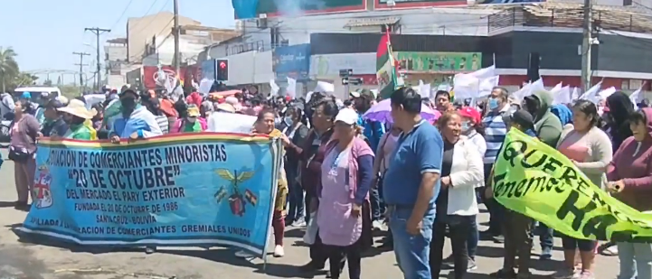 Gremiales cruceños marchan en rechazo al paro y exigen la renuncia de Camacho