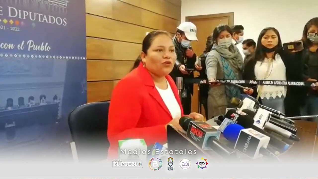 Diputada Choque denuncia que rector de UAGRM obliga a estudiantes a bloquear durante el paro en Santa Cruz